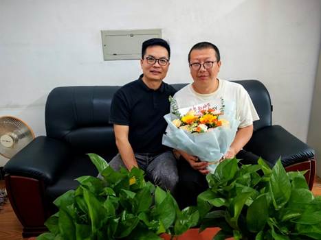 图片包含 室内, 桌子, 人, 男人 AI 生成的内容可能不正确。